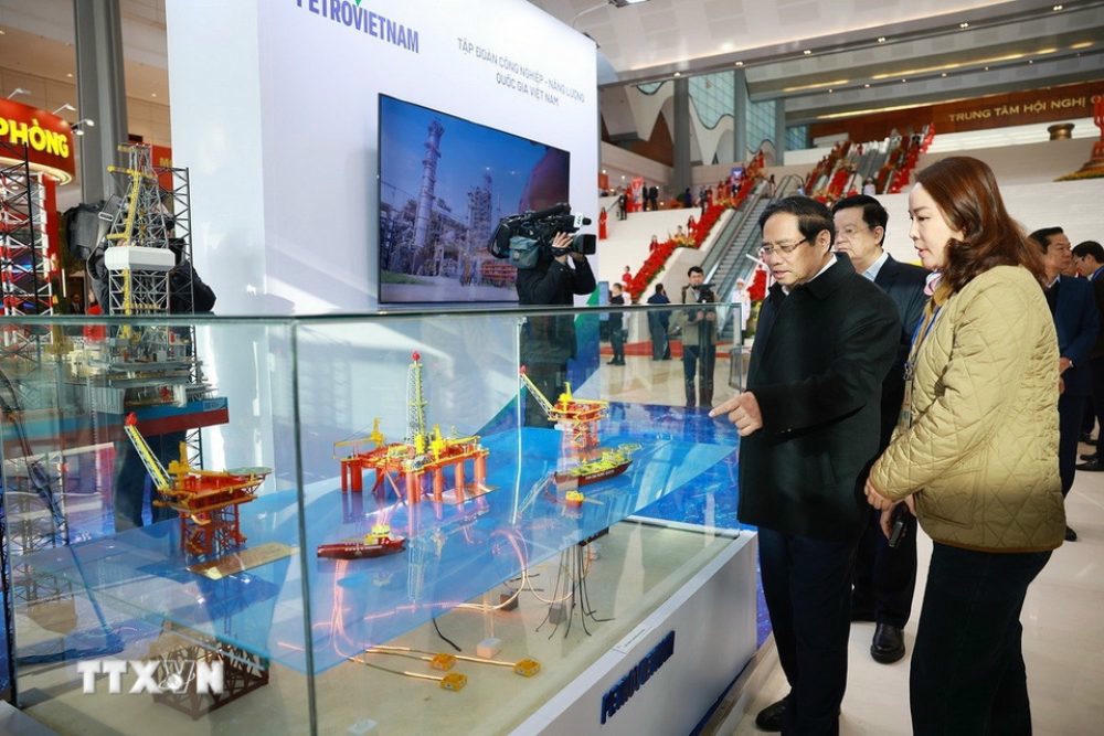 Thủ tướng Ch&iacute;nh phủ Phạm Minh Ch&iacute;nh kiểm tra khu trưng b&agrave;y c&aacute;c sản phẩm ti&ecirc;u biểu (Ảnh TTXVN)