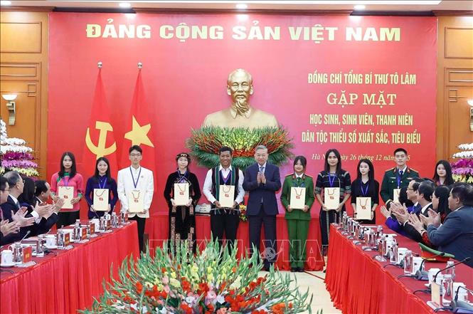 Tổng B&iacute; thư T&ocirc; L&acirc;m tặng qu&agrave; học sinh, sinh vi&ecirc;n, thanh ni&ecirc;n d&acirc;n tộc thiểu số xuất sắc, ti&ecirc;u biểu. Ảnh: Thống Nhất/TTXVN