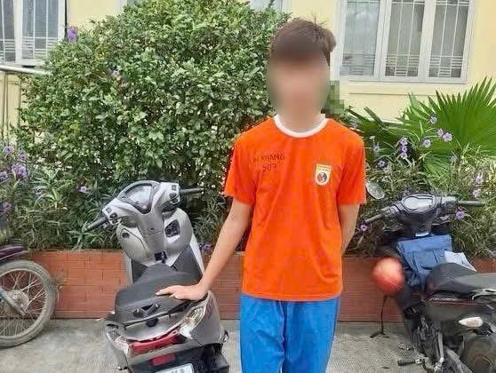 Thiếu ni&ecirc;n v&agrave; chiếc xe d&ugrave;ng để 'biểu diễn'.