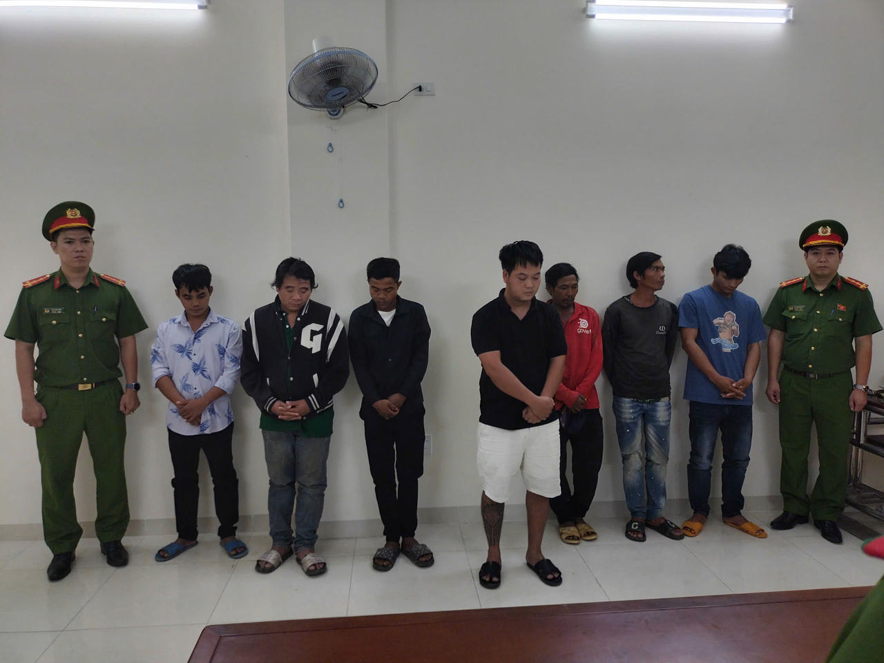 C&aacute;c đối tượng li&ecirc;n quan đến h&agrave;nh vi sử dụng heo chết, dịch bệnh để chế biến thực phẩm - Ảnh: C&ocirc;ng an tỉnh Kh&aacute;nh H&ograve;a