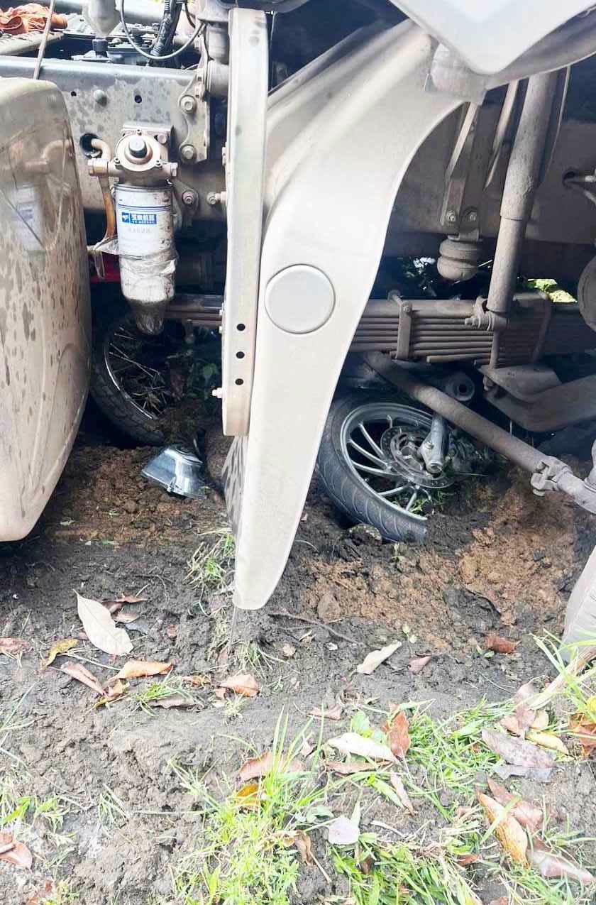 Chiếc xe m&aacute;y bị cuốn v&agrave;o gầm xe đầu k&eacute;o.