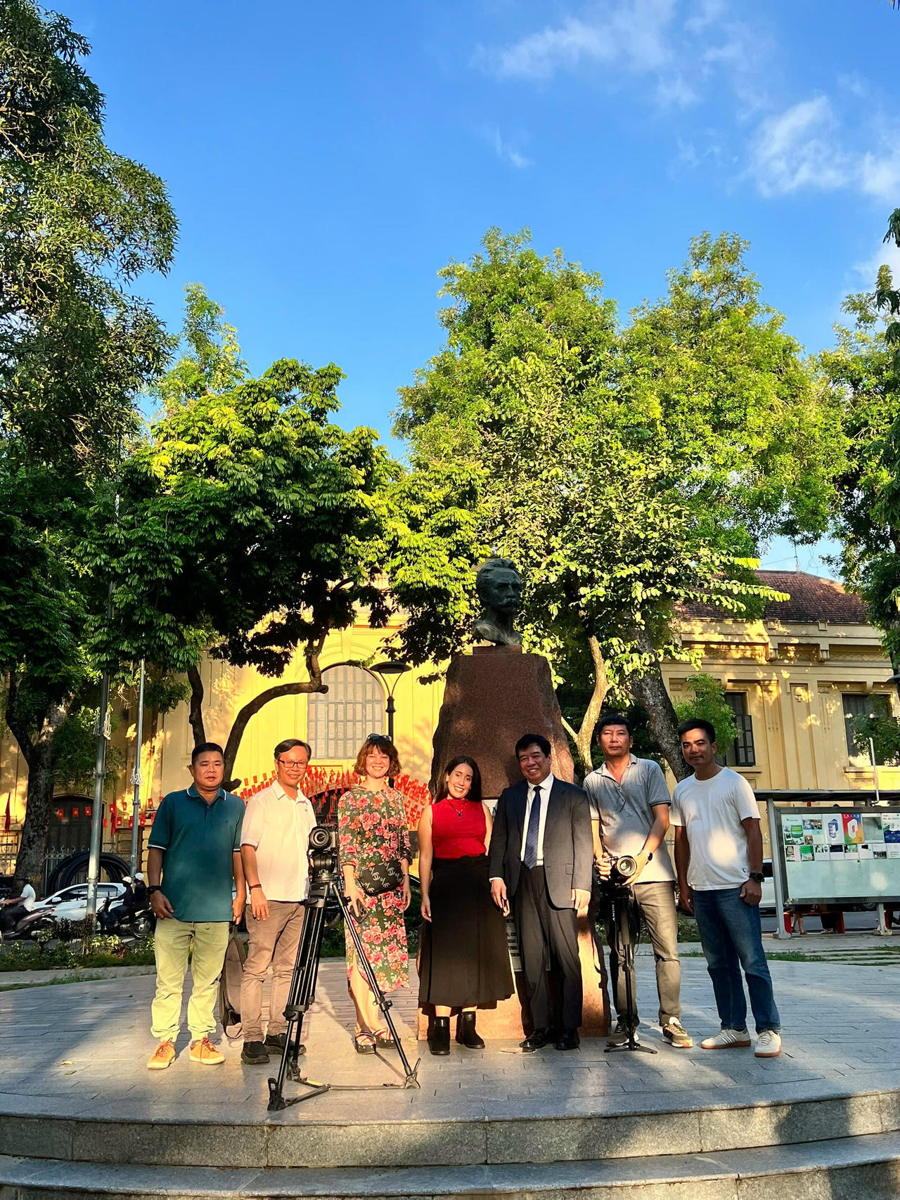 Đo&agrave;n l&agrave;m phim t&aacute;c nghiệp tại H&agrave; Nội (Ảnh: VTV).