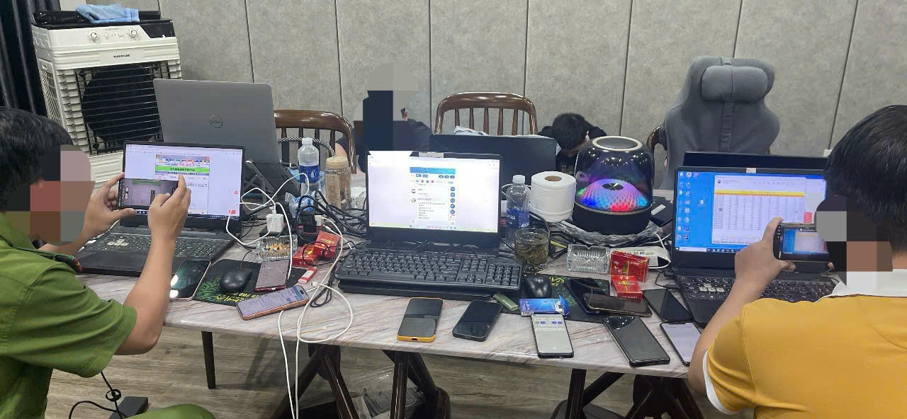 C&aacute;c thiết bị điện tử phục vụ hoạt động đ&aacute;nh bạc trực tuyến. (Ảnh: BCA).