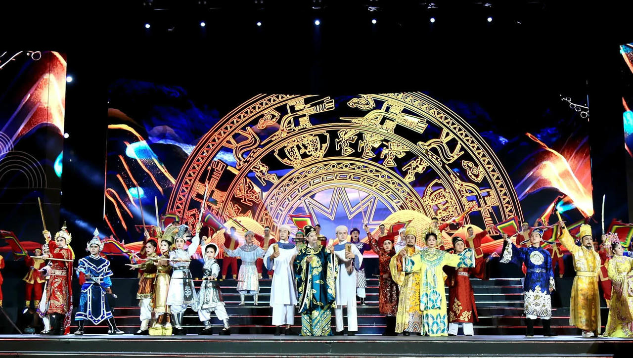 &amp;amp;nbsp;Tiết mục nhạc m&uacute;a Hiển vinh Lạc Hồng trong Concert Việt Nam kh&aacute;t vọng h&ugrave;ng cường. (Ảnh: Dũng Phương)