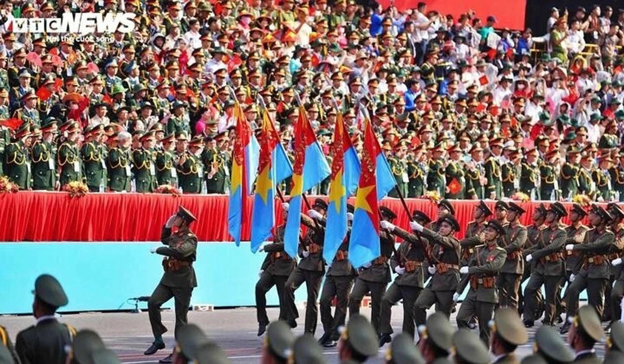 Lễ diễu binh, diễu h&agrave;nh kỷ niệm 50 năm Giải ph&oacute;ng miền Nam, thống nhất đất nước. (Ảnh: Lương &Yacute;)