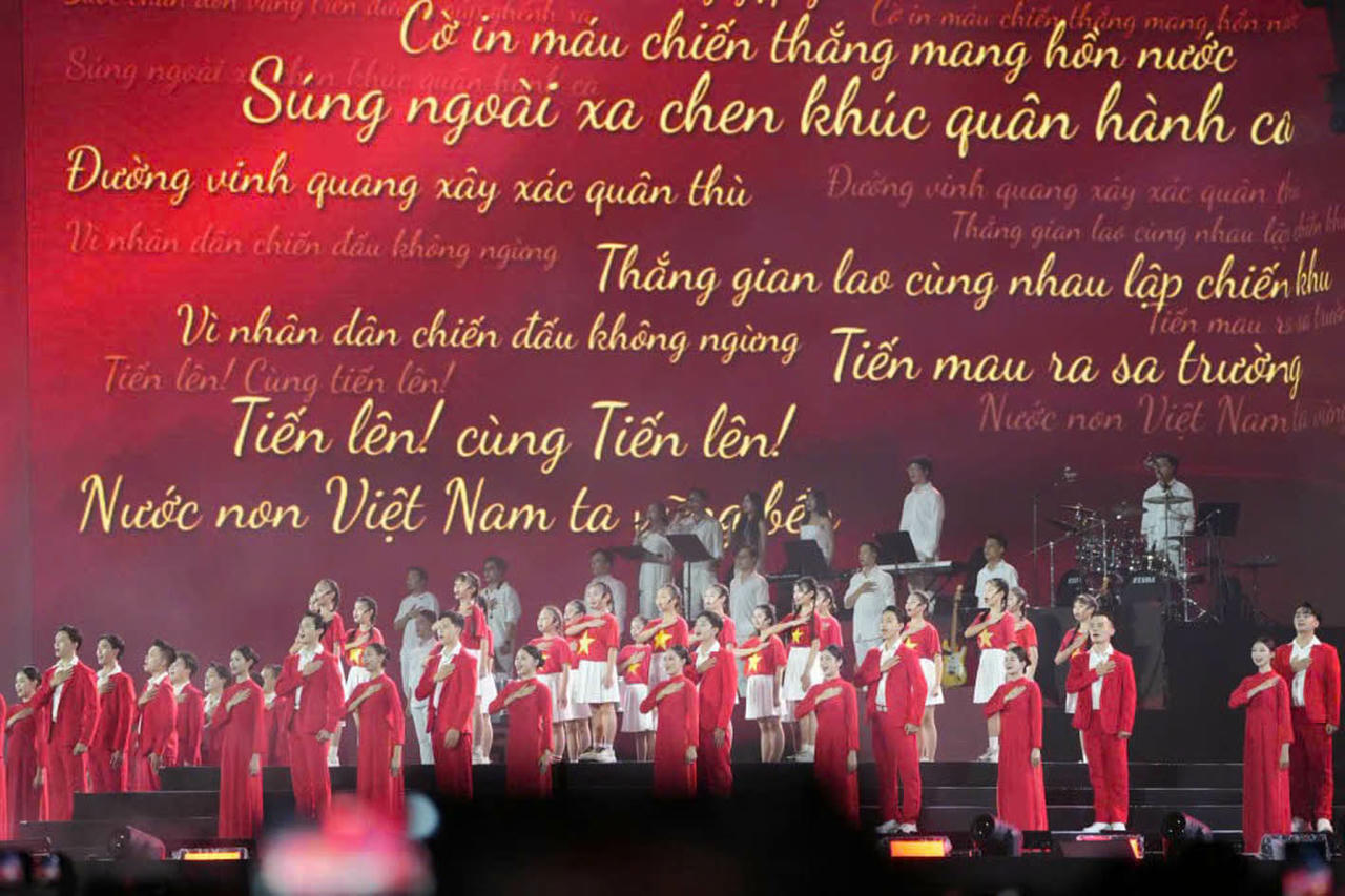 Hơn 50.000 kh&aacute;n giả c&ugrave;ng x&uacute;c động, tự h&agrave;o h&aacute;t Tiến qu&acirc;n ca trong concert Quốc gia Tổ Quốc trong tim. (Ảnh: P.V)