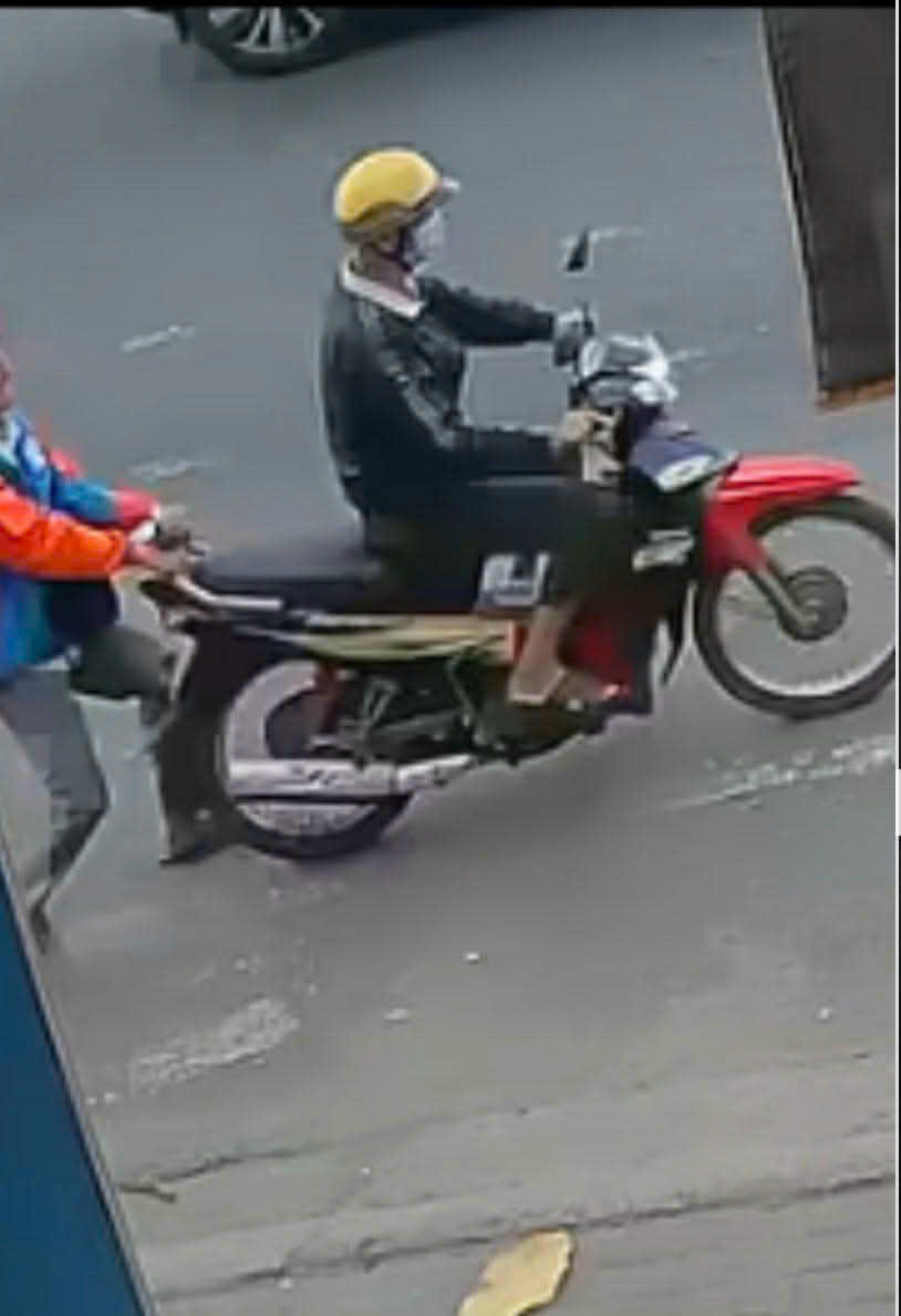 Nạn nh&acirc;n đuổi theo kẻ gian đ&ograve;i lại xấp v&eacute; số bị giật.