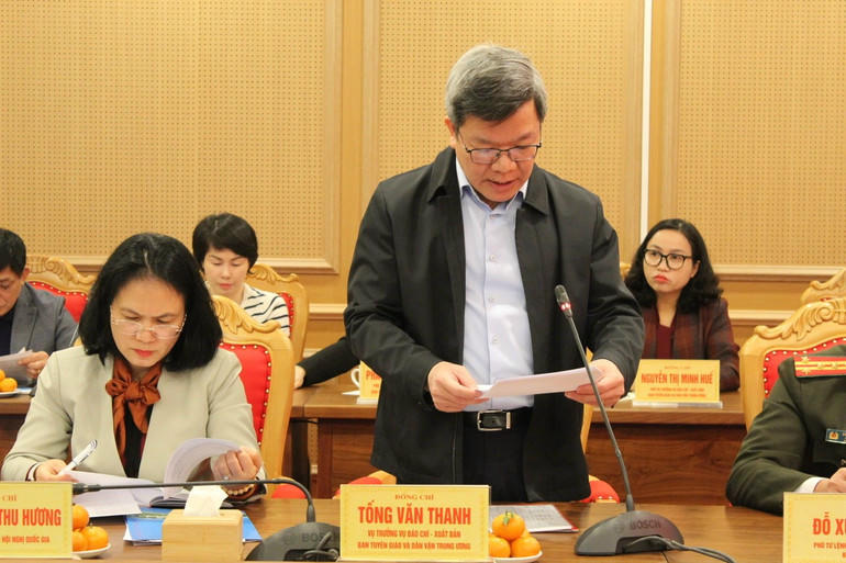 &Ocirc;ng Tống Văn Thanh, Vụ trưởng Vụ B&aacute;o ch&iacute;-Xuất bản, Ban Tuy&ecirc;n gi&aacute;o v&agrave; D&acirc;n vận Trung ương tr&igrave;nh b&agrave;y b&aacute;o c&aacute;o t&oacute;m tắt tại phi&ecirc;n họp. Ảnh: nhandan.vn