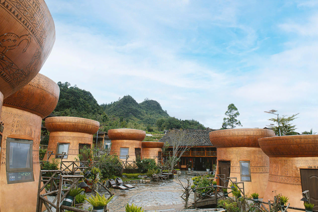 Homestay Dảnh House được x&acirc;y dựng theo kiến tr&uacute;c những chiếc trống đồng đặc trưng của d&acirc;n tộc L&ocirc; L&ocirc; nằm ngay dưới ch&acirc;n cột cờ Lũng C&uacute;. Ảnh: Đức Mạnh.