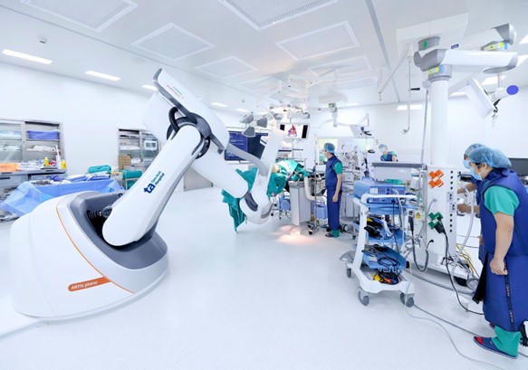 Bệnh viện Đa khoa T&acirc;m Anh đầu tư ph&ograve;ng mổ Hybrid &ldquo;si&ecirc;u hiện đại&rdquo; với Robot Artis Pheno hỗ trợ b&aacute;c sĩ thực hiện c&aacute;c ca can thiệp, phẫu thuật phức tạp. Ảnh: BVĐK T&acirc;m Anh.