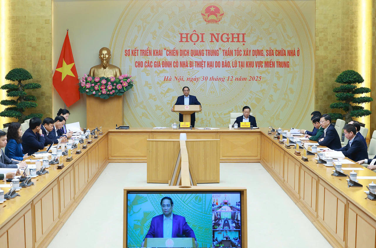 Thủ tướng Ch&iacute;nh phủ Phạm Minh Ch&iacute;nh chủ tr&igrave; Hội nghị sơ kết 'Chiến dịch Quang Trung' thần tốc x&acirc;y dựng lại, sửa chữa nh&agrave; ở cho c&aacute;c hộ d&acirc;n c&oacute; nh&agrave; bị thiệt hại do b&atilde;o, lũ tại khu vực miền Trung - Ảnh: VGP/Nhật Bắc