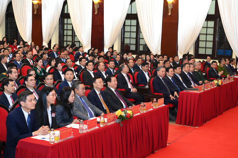 Tổng B&iacute; thư T&ocirc; L&acirc;m v&agrave; c&aacute;c đồng ch&iacute; l&atilde;nh đạo Đảng, Nh&agrave; nước, c&aacute;c đại biểu tham dự hội nghị. Ảnh: Đăng Khoa