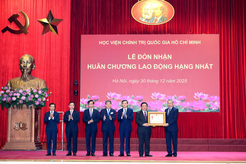 Tổng B&iacute; thư T&ocirc; L&acirc;m trao Hu&acirc;n chương Lao động hạng Nhất tặng Học viện Ch&iacute;nh trị Quốc gia Hồ Ch&iacute; Minh. Ảnh: Đăng Khoa