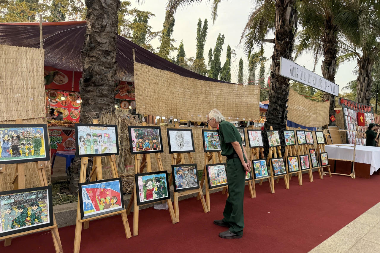 Một cựu chiến binh đang tham quan 'Trạm k&yacute; ức' tại C&ocirc;ng vi&ecirc;n Dương Tử Giang.