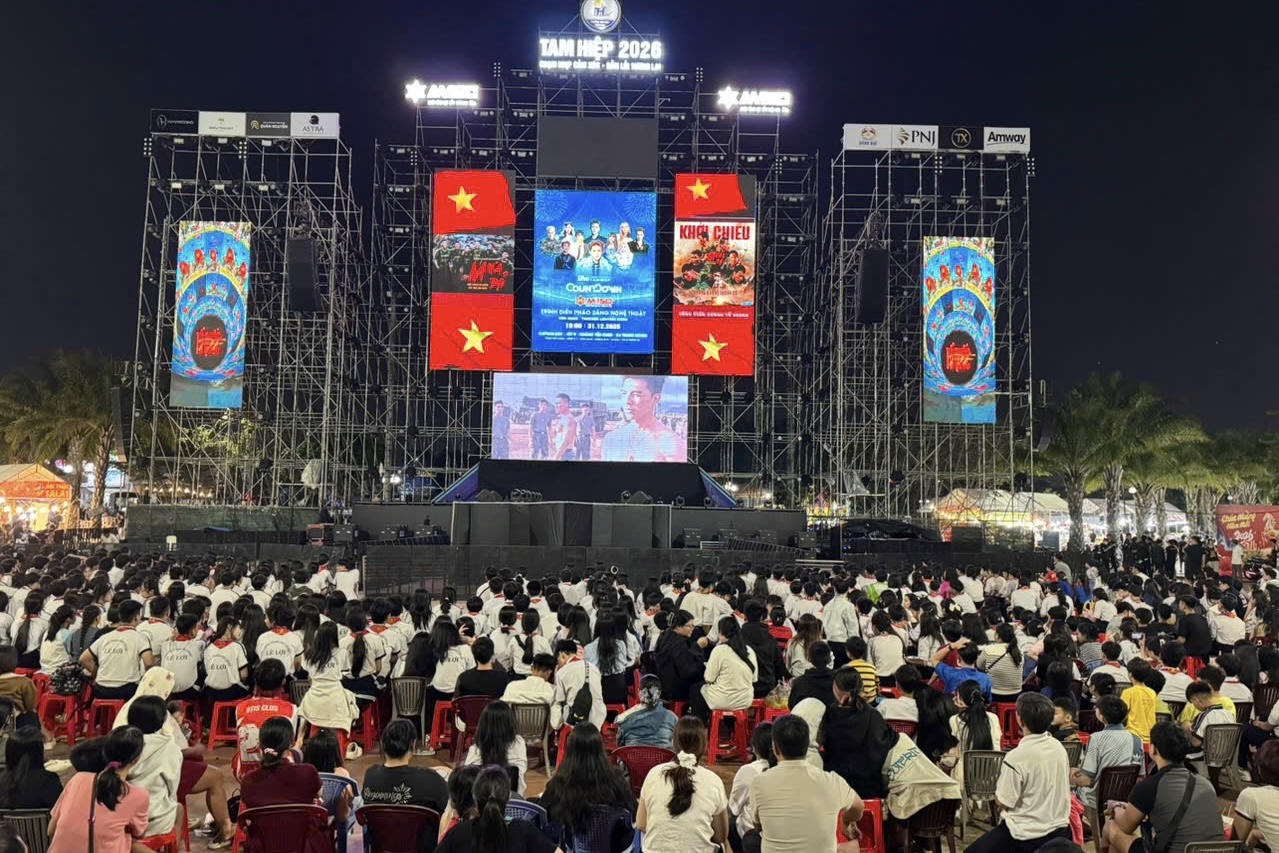 Người d&acirc;n xem phim Mưa đỏ tại C&ocirc;ng vi&ecirc;n Dương Tử Giang.