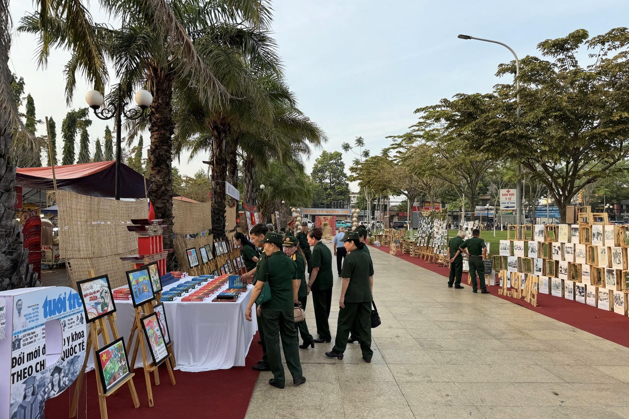 C&aacute;c cựu chiến binh tham quan 'Trạm k&yacute; ức' tại C&ocirc;ng vi&ecirc;n Dương Tử Giang.