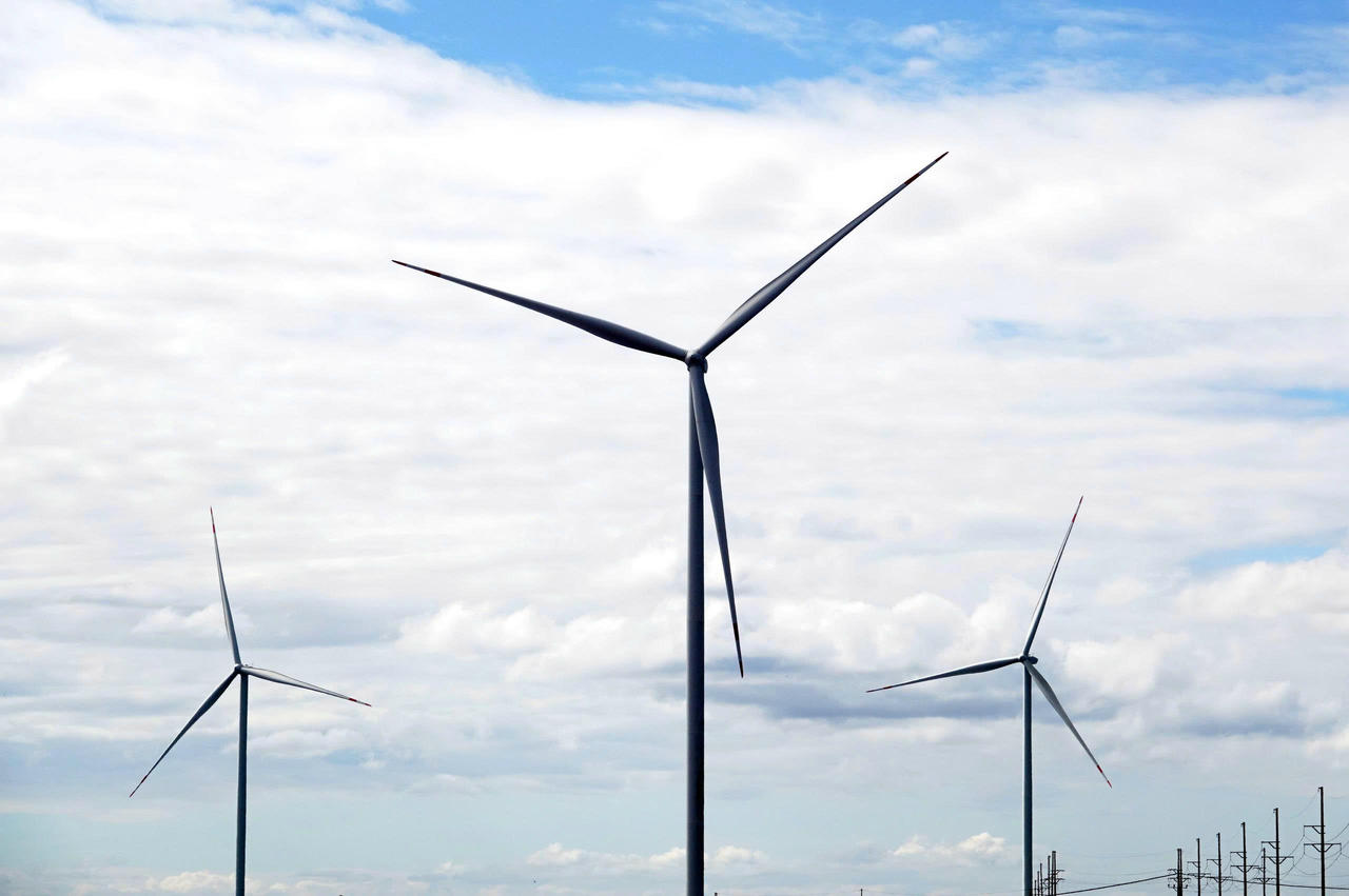 Dự &aacute;n điện gi&oacute; ch&iacute;nh thức h&ograve;a lưới điện quốc gia.