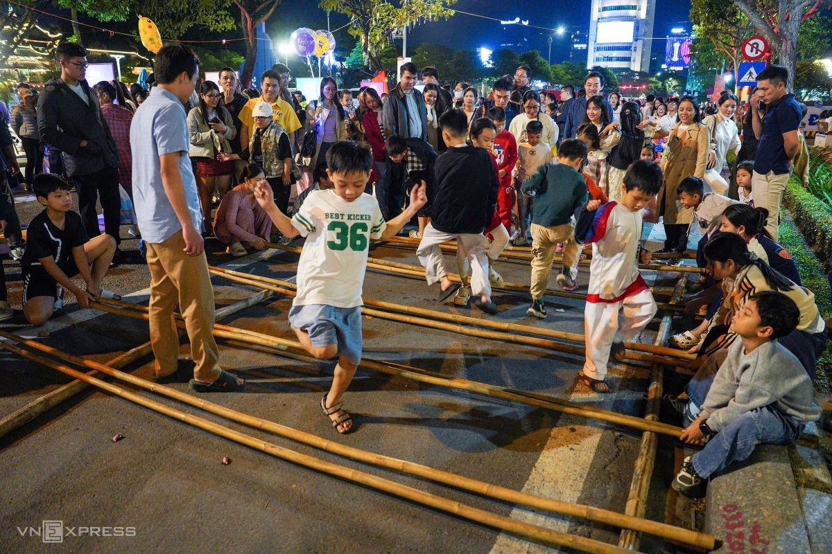 Phố đi bộ ven s&ocirc;ng H&agrave;n k&iacute;n người. Ảnh: VNExpress