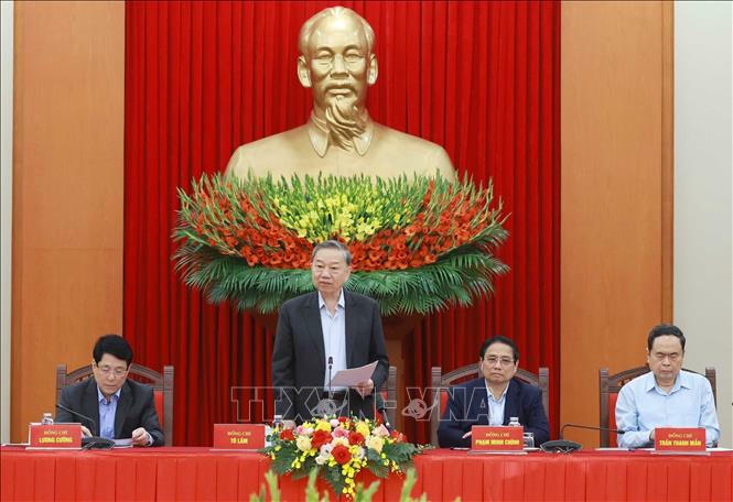 Tổng B&iacute; thư T&ocirc; L&acirc;m chủ tr&igrave; phi&ecirc;n họp Tiểu ban Văn kiện Đại hội XIV của Đảng. Ảnh: Thống Nhất/TTXVN