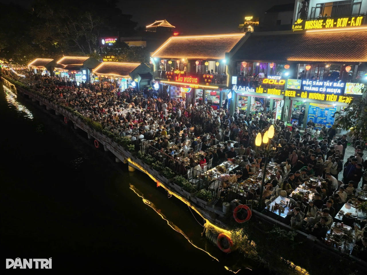 Phố cổ Hoa Lư đ&ocirc;ng k&iacute;n người kh&ocirc;ng c&ograve;n chỗ trống (Ảnh: Th&aacute;i B&aacute; - D&acirc;n Tr&iacute;).