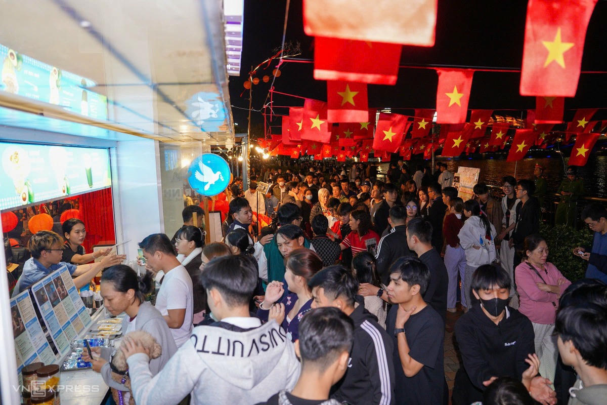 Biển người h&acirc;n hoan xuống phố, vỡ &ograve;a cảm x&uacute;c khoảnh khắc chuyển giao sang năm mới 2026