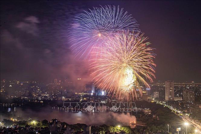 Điểm bắn ph&aacute;o hoa tại C&ocirc;ng vi&ecirc;n Thống nhất (H&agrave; Nội) ch&agrave;o mừng kỷ niệm 80 năm C&aacute;ch mạng Th&aacute;ng T&aacute;m v&agrave; Quốc kh&aacute;nh 2/9. Ảnh: TTXVN