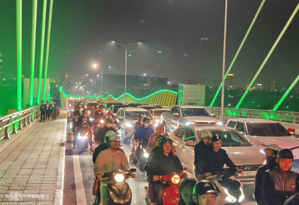 Người, xe nối nhau tr&ecirc;n cầu Ho&agrave;ng Gia từ nội đ&ocirc; sang đảo Vũ Y&ecirc;n đ&ecirc;m 31/12. Ảnh: L&ecirc; T&acirc;n - VNExpress