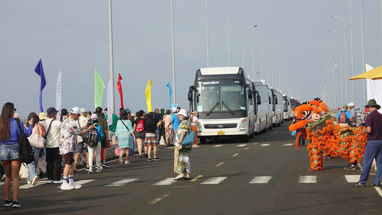 Nhiều đo&agrave;n kh&aacute;ch quốc tế đến đảo ngọc, gi&uacute;p du lịch tỉnh An Giang ph&aacute;t triển đột ph&aacute;.