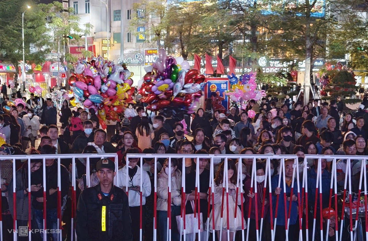 Lực lượng chức năng đảm bảo an ninh trật tự tại khu vực trung t&acirc;m nh&agrave; h&aacute;t TP Hải Ph&ograve;ng. Ảnh: L&ecirc; T&acirc;n - VNExpress