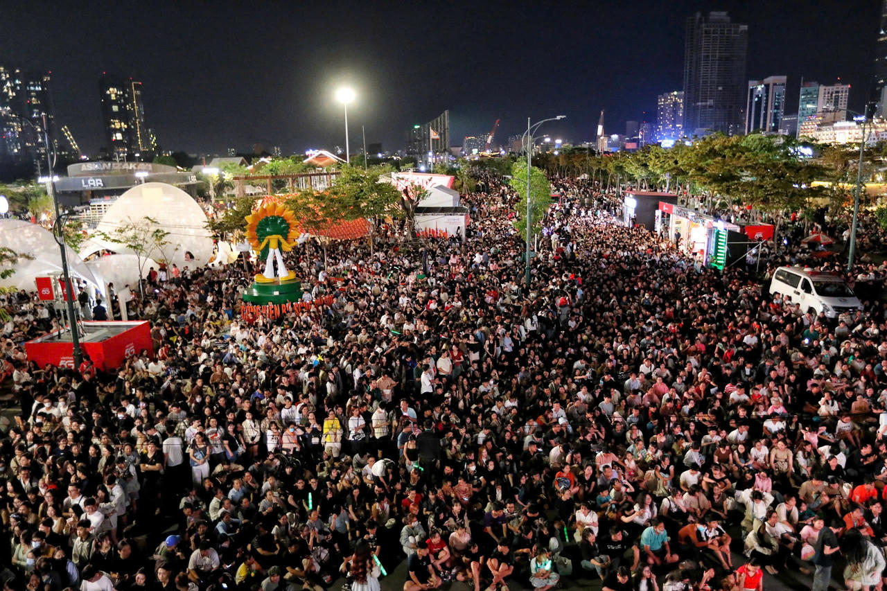 C&ocirc;ng vi&ecirc;n bờ s&ocirc;ng S&agrave;i G&ograve;n giữa biển người chờ ngắm ph&aacute;o hoa tối 31/12/2025. Ảnh: Thanh Ni&ecirc;n