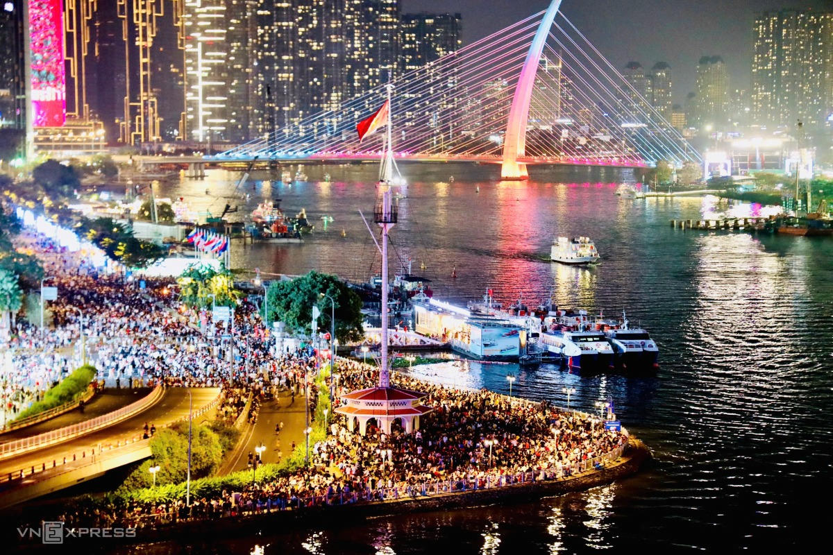 Khu vực Cột cờ Thủ Ngữ - c&ocirc;ng vi&ecirc;n Bến Bạch Đằng đ&ocirc;ng nghịt người. Ảnh: Quỳnh Trần - VNExpress