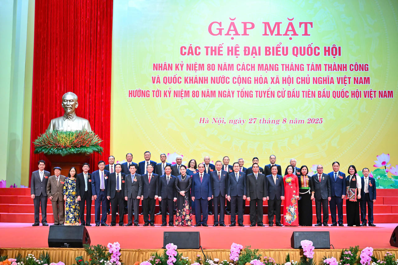 S&aacute;ng 27/8/2025, Tổng B&iacute; thư T&ocirc; L&acirc;m chủ tr&igrave; buổi gặp mặt c&aacute;c thế hệ đại biểu Quốc hội qua c&aacute;c thời kỳ.