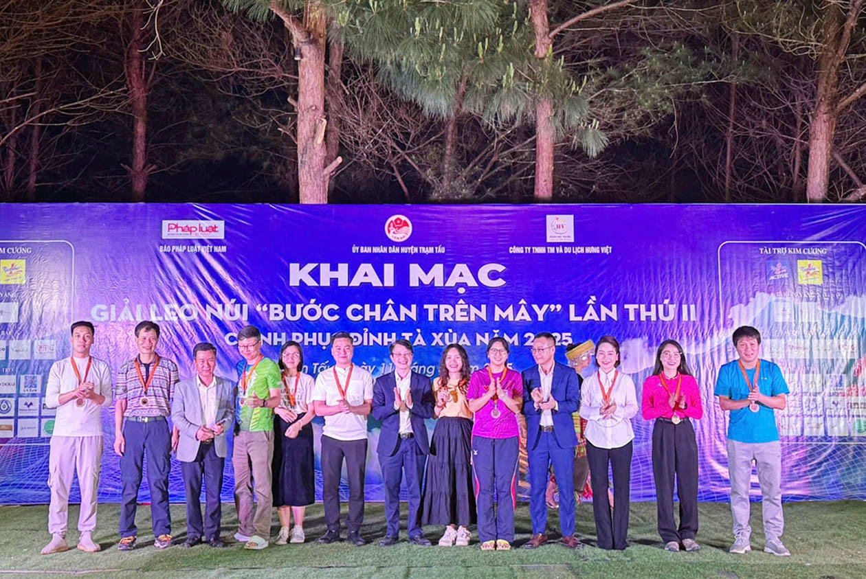 Ban Tổ chức trao Kỷ niệm chương cho c&aacute;c vận động vi&ecirc;n của Giải leo n&uacute;i &ldquo;Bước ch&acirc;n tr&ecirc;n m&acirc;y&rdquo; năm 2025.