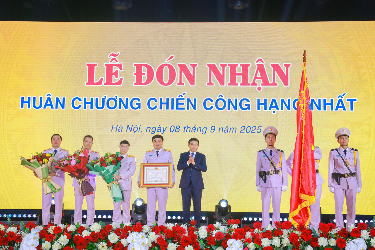 Cục Hải quan đ&oacute;n nhận Hu&acirc;n chương Chiến c&ocirc;ng hạng Nhất.