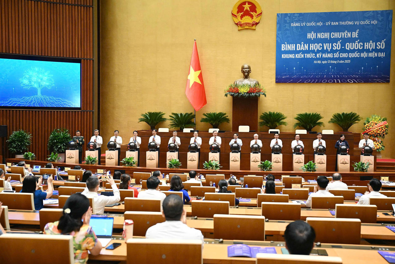 Chiều 13/9/2025, Tổng B&iacute; thư T&ocirc; L&acirc;m, Thủ tướng Ch&iacute;nh phủ Phạm Minh Ch&iacute;nh, Chủ tịch Quốc hội Trần Thanh Mẫn v&agrave; c&aacute;c l&atilde;nh đạo Đảng, Nh&agrave; nước đ&atilde; thực hiện nghi thức bấm n&uacute;t khai trương nền tảng &ldquo;B&igrave;nh d&acirc;n học vụ số - Quốc hội số&rdquo;.