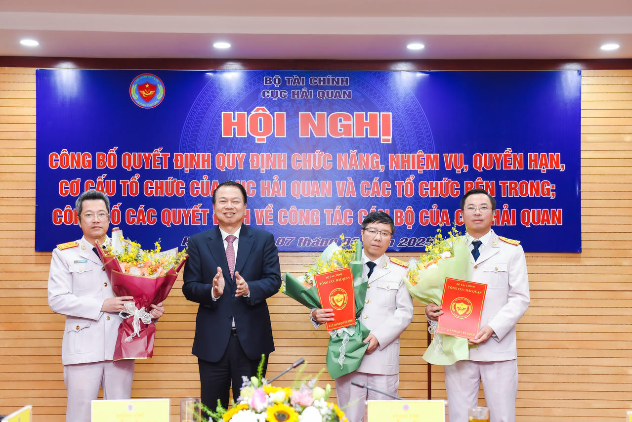 Hội nghị c&ocirc;ng bố c&aacute;c quyết định về tổ chức, c&aacute;n bộ.