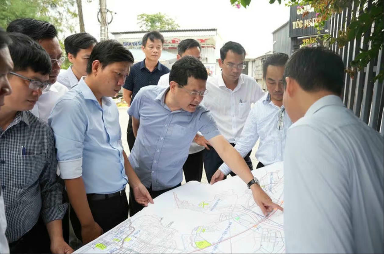 L&atilde;nh đạo UBND TP Huế kiểm tra c&ocirc;ng t&aacute;c giải ph&oacute;ng mặt bằng tại c&aacute;c địa phương.