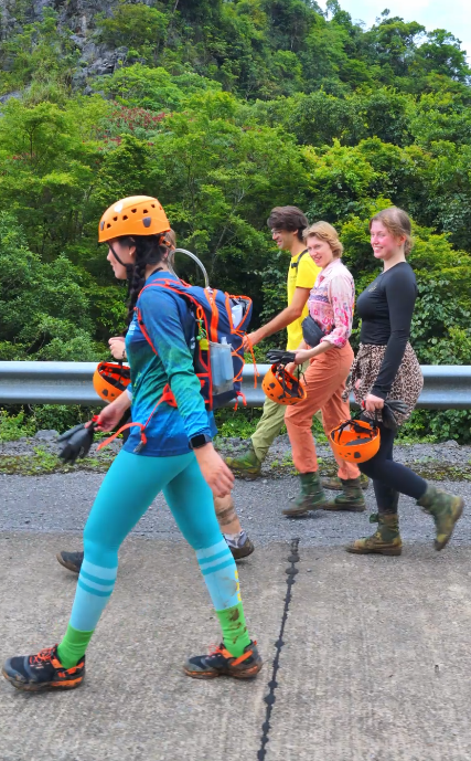 Nữ hướng dẫn vi&ecirc;n nhanh nhẹn dẫn đo&agrave;n. Ảnh: Jungle Boss