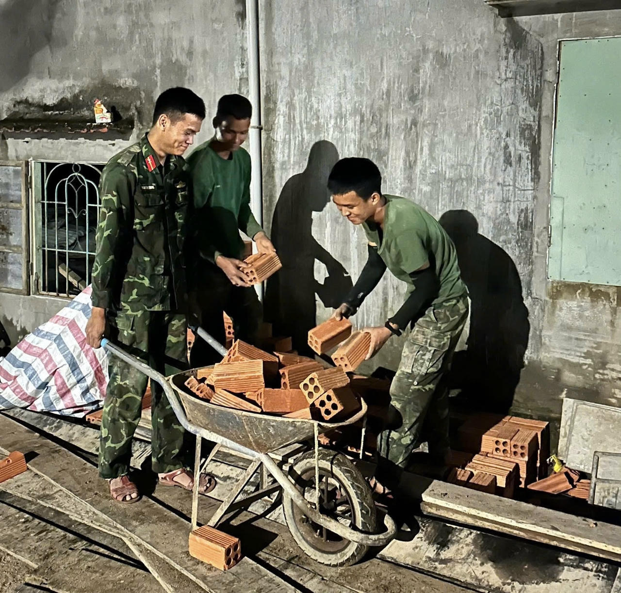 Theo ch&acirc;n 'l&iacute;nh thợ' x&acirc;y nh&agrave; cho d&acirc;n trong 'Chiến dịch Quang Trung thần tốc'