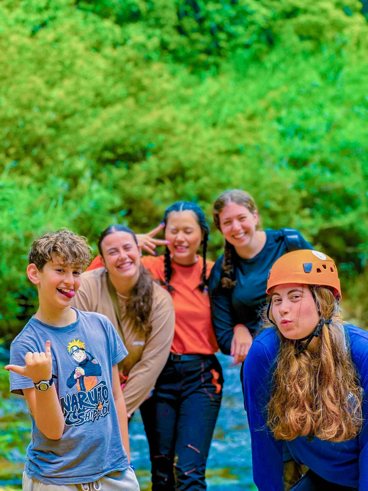 Một nữ hướng dẫn vi&ecirc;n (giữa) tạo d&aacute;ng chụp h&igrave;nh c&ugrave;ng du kh&aacute;ch tham gia tour mạo hiểm hang động tại Phong Nha - Kẻ B&agrave;ng. Ảnh: Jungle Boss