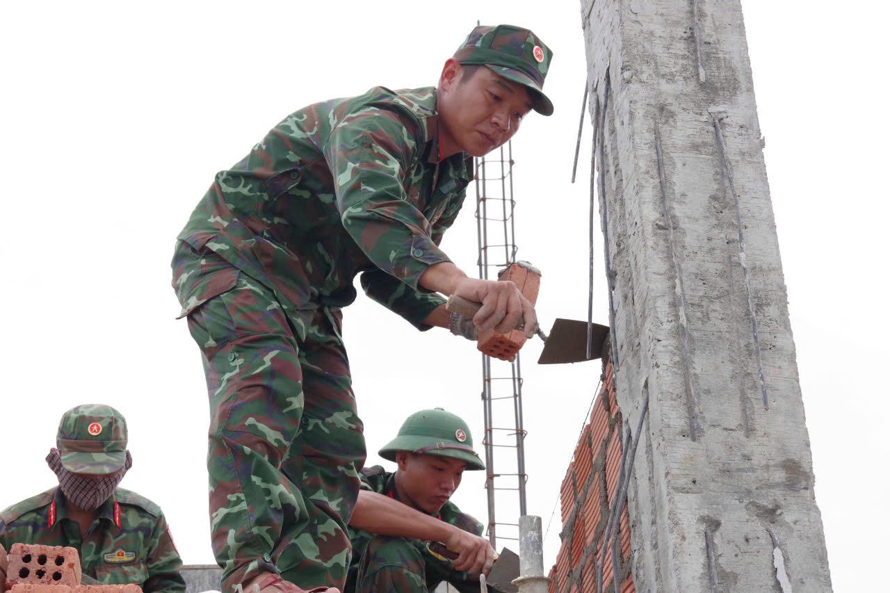 Theo ch&acirc;n 'l&iacute;nh thợ' x&acirc;y nh&agrave; cho d&acirc;n trong 'Chiến dịch Quang Trung thần tốc'
