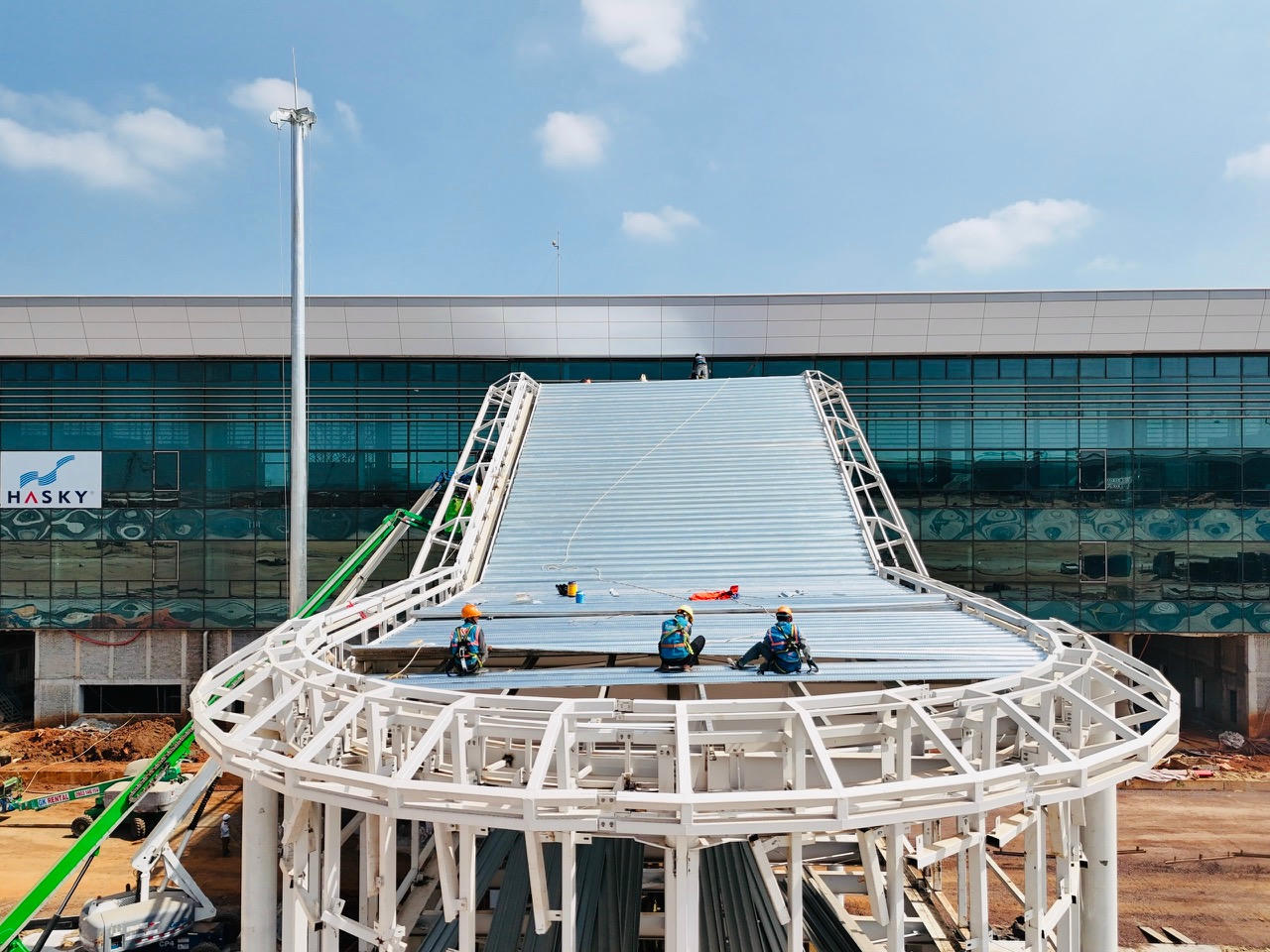 ại khu vực nh&agrave; ga h&agrave;nh kh&aacute;ch l&agrave; &ldquo;tr&aacute;i tim&rdquo; của dự &aacute;n, nhiều mũi thi c&ocirc;ng đang triển khai đồng loạt.&amp;lt;p data-empty='true'&amp;gt;. &amp;lt;/p&amp;gt;