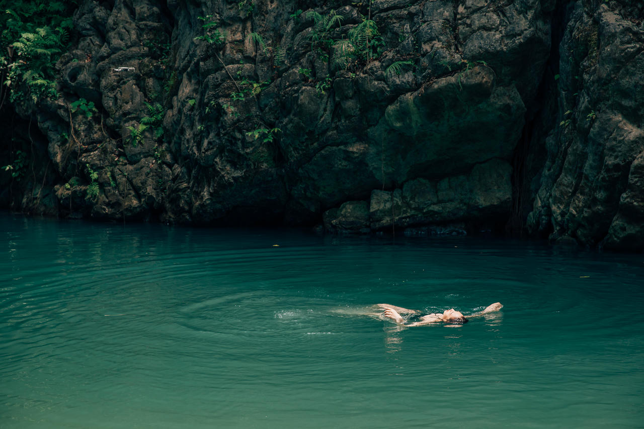 Ng&acirc;m m&igrave;nh trong nước suối lạnh gi&uacute;p cơ thể phục hồi sau chặng đường d&agrave;i. Ảnh: Jungle Boss