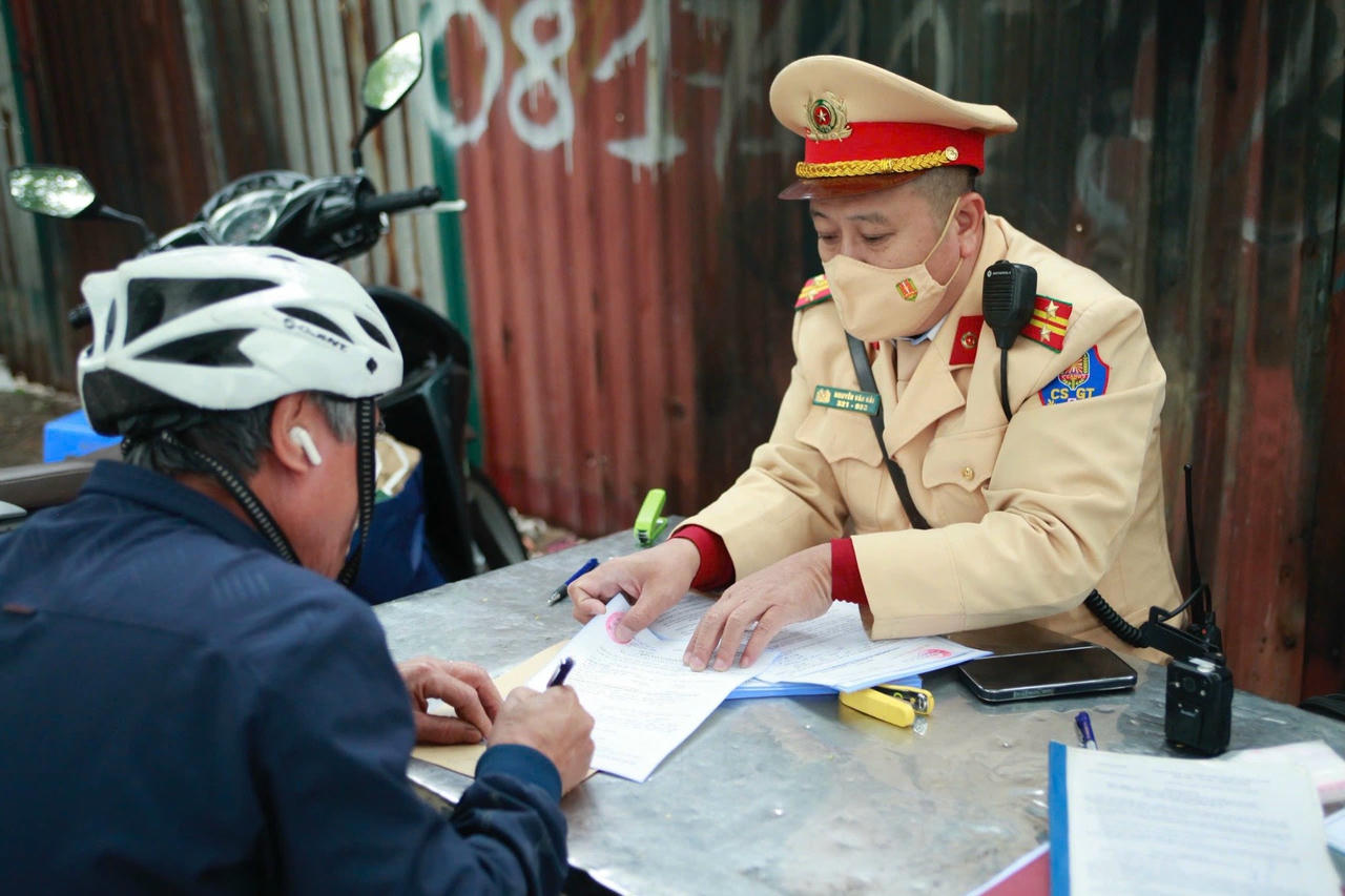 Chỉ trong 3 giờ, tổ c&ocirc;ng t&aacute;c của Đội CSGT số 2 đ&atilde; li&ecirc;n tiếp ph&aacute;t hiện v&agrave; lập bi&ecirc;n bản xử l&yacute; 7 trường hợp vi phạm nồng độ cồn. Ảnh: C&ocirc;ng an TP H&agrave; Nội.