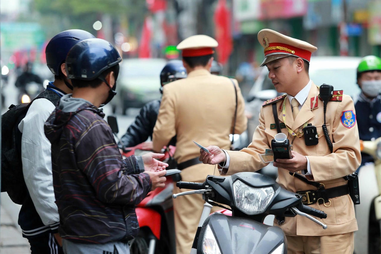 Đội CSGT đường bộ số 3 kiểm so&aacute;t nồng độ cồn tr&ecirc;n phố Nguyễn Lương Bằng. Ảnh: C&ocirc;ng an TP H&agrave; Nội