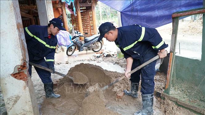 Chiến sĩ ph&ograve;ng ch&aacute;y, chữa ch&aacute;y v&agrave; cứu nạn, cứu hộ (C&ocirc;ng an th&agrave;nh phố Đ&agrave; Nẵng) triển khai x&acirc;y nh&agrave; gi&uacute;p người d&acirc;n x&atilde; Nam Tr&agrave; My (th&agrave;nh phố Đ&agrave; Nẵng). Ảnh: Quốc Dũng/TTXVN