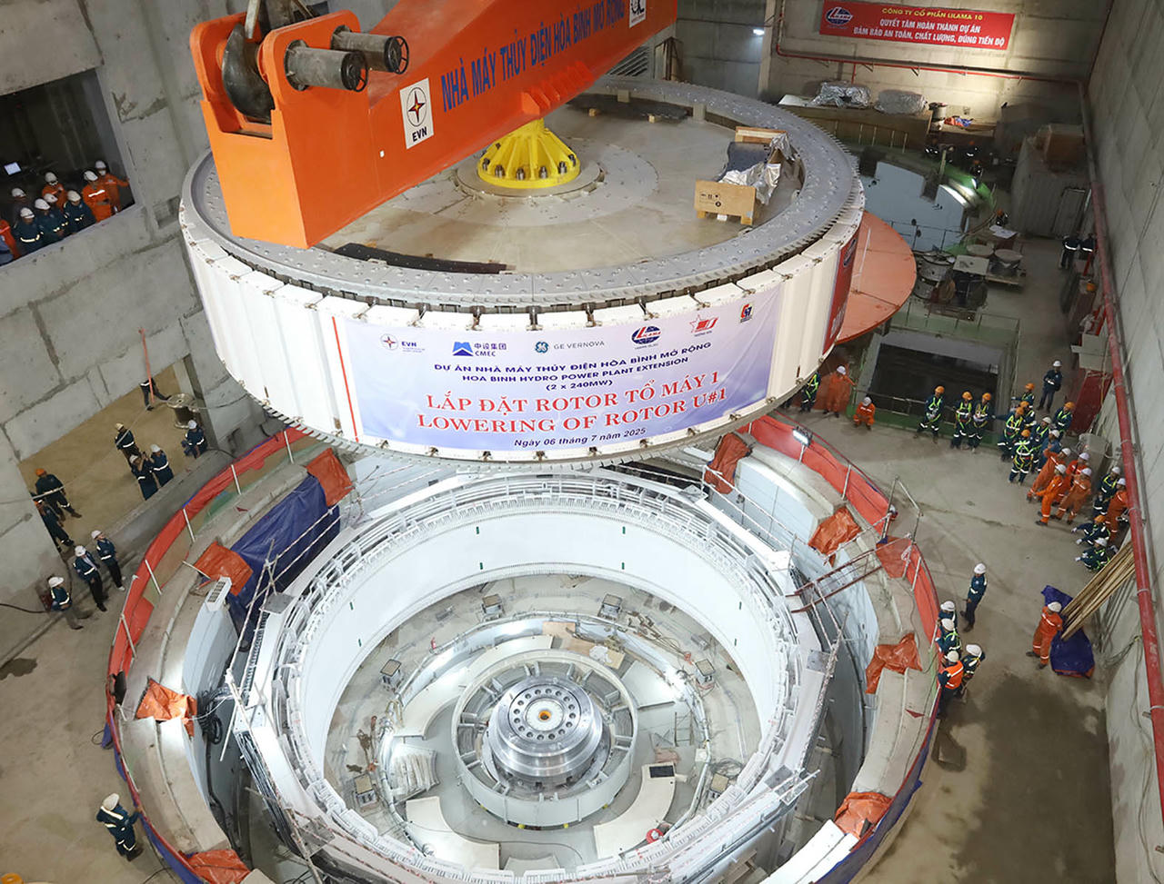 &amp;amp;nbsp;Lắp đặt rotor tổ m&aacute;y số 1. (Ảnh: H&agrave; Trung)