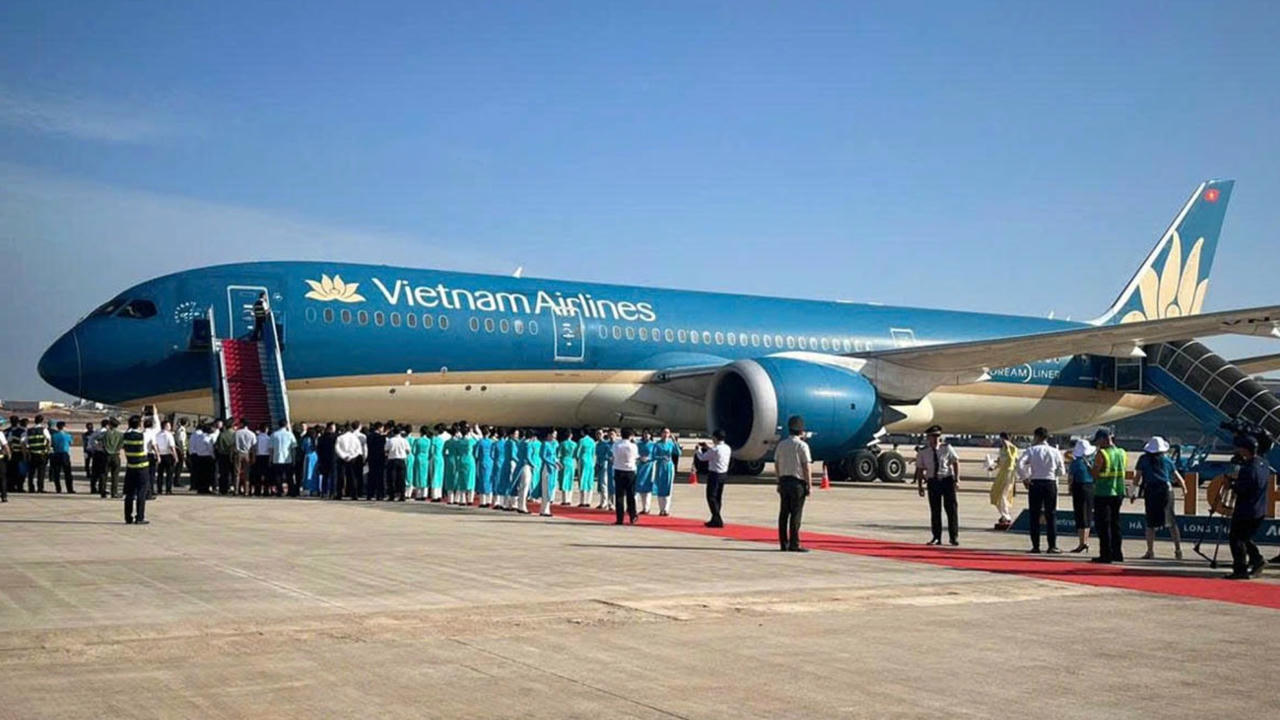 Khoảnh khắc m&aacute;y bay Vietnam Airlines đ&aacute;p xuống s&acirc;n bay Long Th&agrave;nh ng&agrave;y 19/12/2025, nhận được sự quan t&acirc;m của đ&ocirc;ng đảo c&aacute;n bộ, kỹ sư.