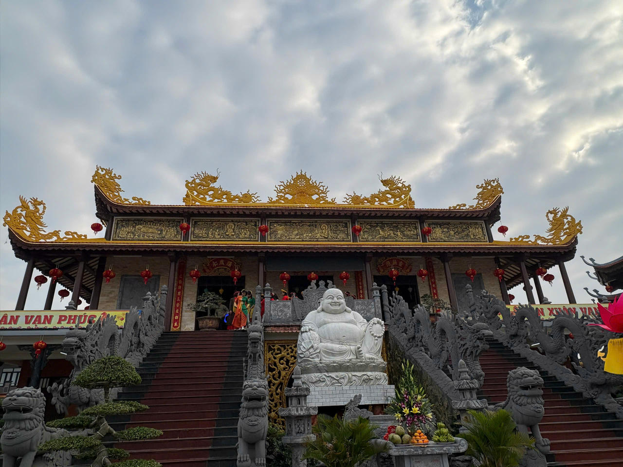 Ch&iacute;nh giữa Tam Bảo điện l&agrave; tượng Phật Di Lặc với khu&ocirc;n mặt cười ph&uacute;c hậu,