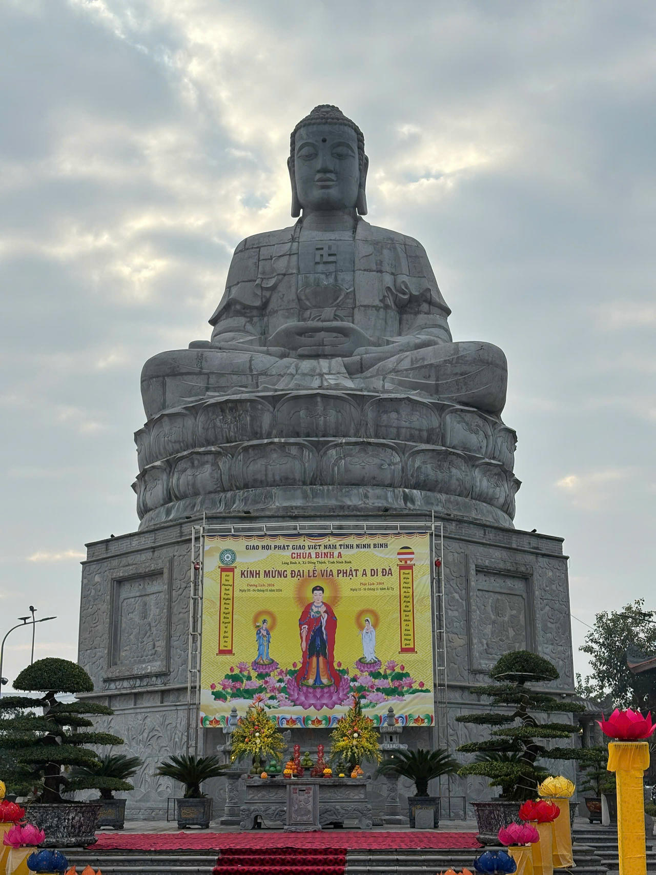 Pho tượng Đức Phật A Di Đ&agrave; tượng trưng cho 32 tướng tốt của Đức Phật, tượng nằm b&ecirc;n tay phải của Tam Bảo điện uy nghi giữa đất trời.